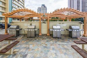 Outdoor dining - Island Colony 25th Floor Studio - Ala Wai & Mountain Views (Honolulu)