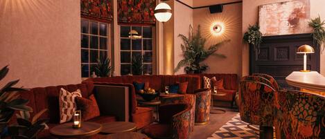 2 restauranter, frokost, lunsj og middag serveres, britiske retter