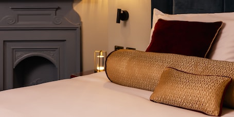 Minibar, escritorio, espacio para trabajar con laptop y wifi gratis . The Royal Bell