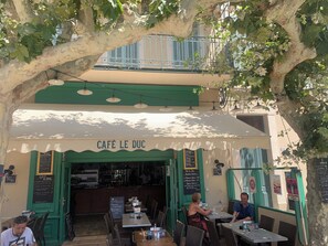 Outdoor dining - Sea view, calm and comfort in the village (Hyères)