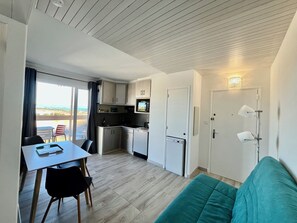 Living area - Sea view, calm and comfort in the village (Hyères)