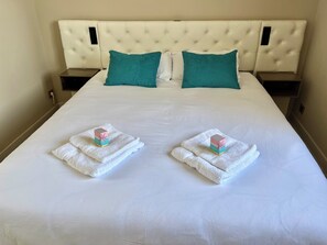 1 bedroom, bed sheets - Sea view, calm and comfort in the village (Hyères)