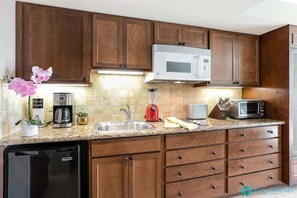 Fridge, microwave, coffee/tea maker, toaster - 16th Fl Luana Waikiki Studio | Park & Partial Ocean View (Honolulu)
