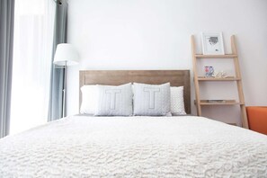 Iron/ironing board, free WiFi, bed sheets - 4th Fl Marine Surf Studio | Prime Location | Parking (Honolulu)