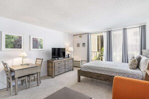 Iron/ironing board, free WiFi, bed sheets - 4th Fl Marine Surf Studio | Prime Location | Parking (Honolulu)