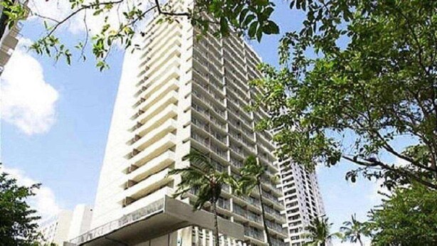 Un immeuble de grande hauteur doté de nombreux balcons et présentant un design architectural moderne.