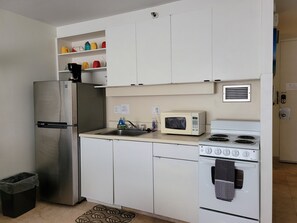 Een koelkast, een magnetron, een oven, een kookplaat