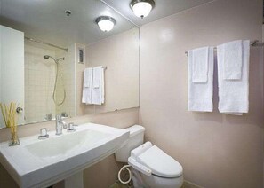 Secador de cabelo, toalhas de banho