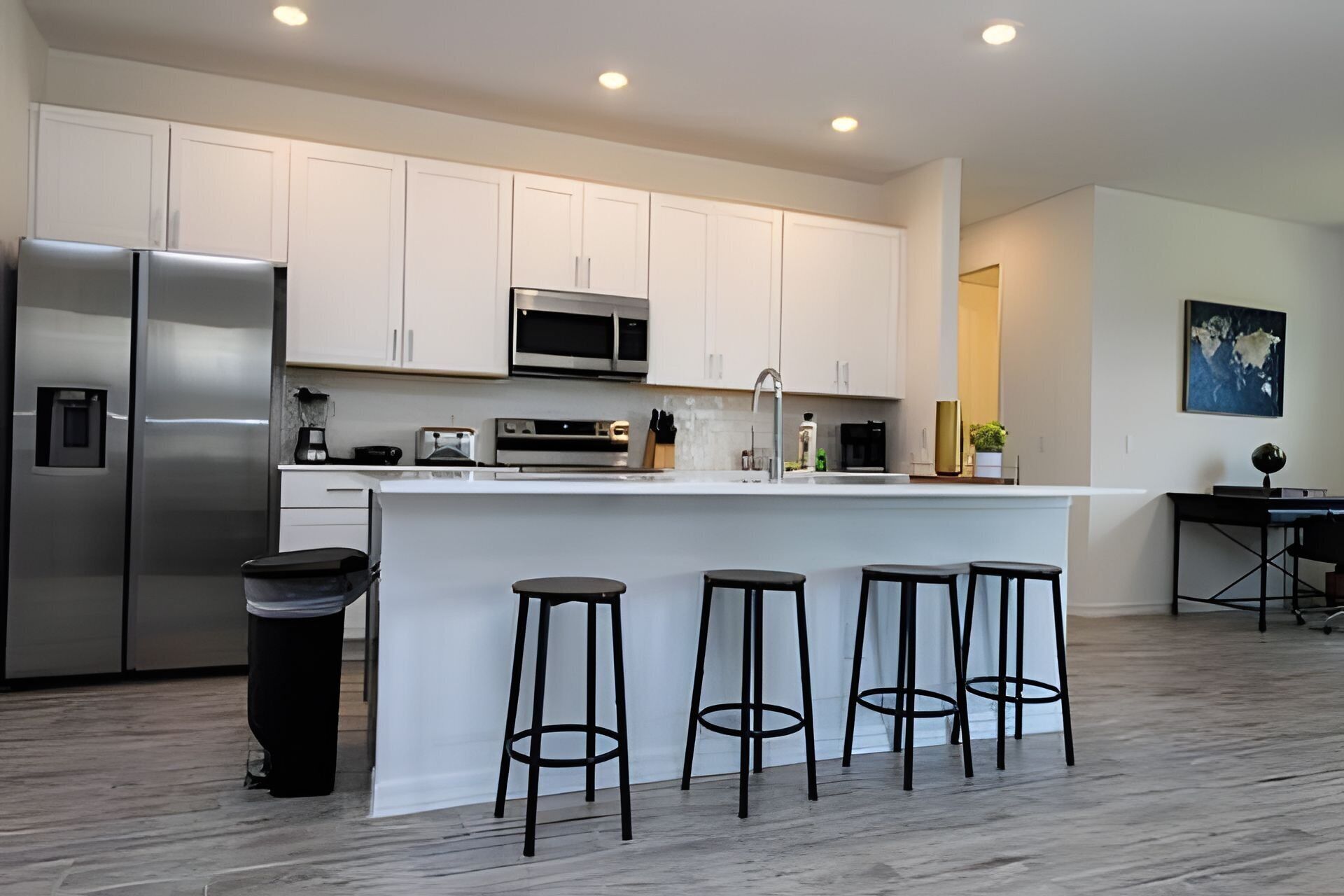 冷蔵庫、電子レンジ、オーブン、コンロ