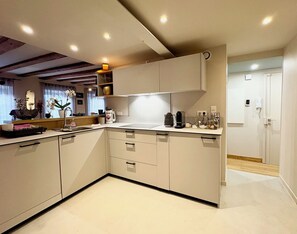 Réfrigérateur, micro-ondes, four, lave-vaisselle