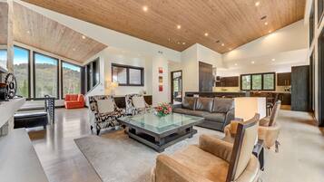 Studio (Multiple Bedrooms) | Living room | TV