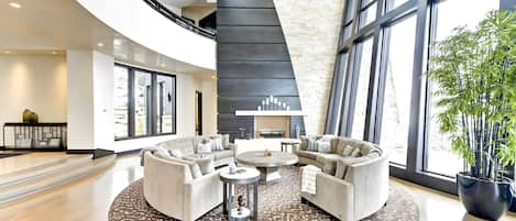 Studio (Multiple Bedrooms) | Woonkamer | Televisie