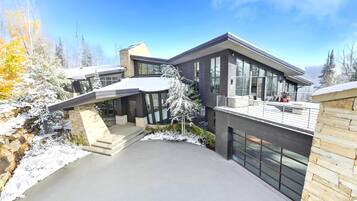 Studio (Multiple Bedrooms) | Property entrance