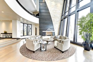 Studio (Multiple Bedrooms) | Ruang keluarga | TV