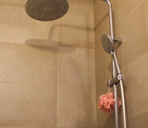 Shower, towels - Bright 2-room in the 15th (Paris)