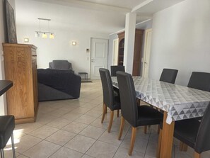Dining - Beautiful Apartment with Garden Near Beach (Fréjus)