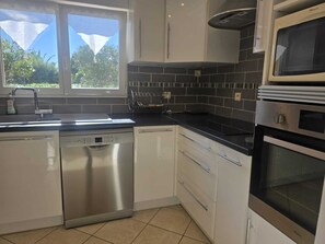 Fridge, oven, dishwasher, coffee/tea maker - Beautiful Apartment with Garden Near Beach (Fréjus)