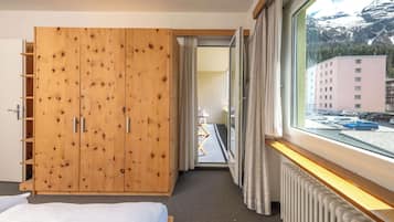 Desk, iron/ironing board, WiFi, bed sheets