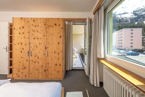 Escritorio, tabla de planchar con plancha, wifi y ropa de cama 