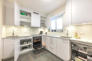 Refrigerador, horno, parrilla de estufa y lavavajillas 