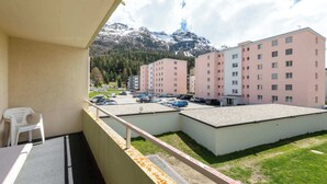 A balcony with a view of a parking lot and buildings with a mountainous backdrop. - Lake-Side Stay, Newly Renovated,  Free Parking (San Maurizio)