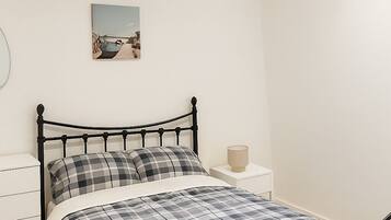 5 bedrooms, iron/ironing board, WiFi, bed sheets