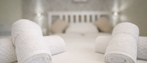 5 bedrooms, desk, iron/ironing board, travel crib