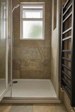 Doccia, asciugacapelli, asciugamani, sapone