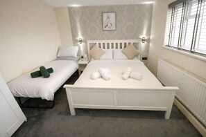 5 camere, una scrivania, ferro/asse da stiro, culla da viaggio