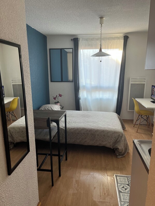 1 bedroom, bed sheets
