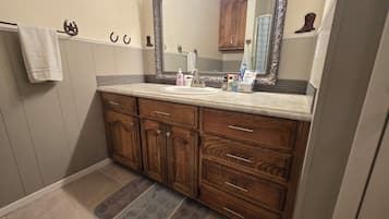 Serviettes fournies, savon, papier toilette