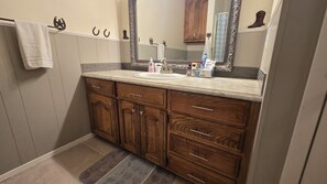 Toallas, jabón, papel de baño 