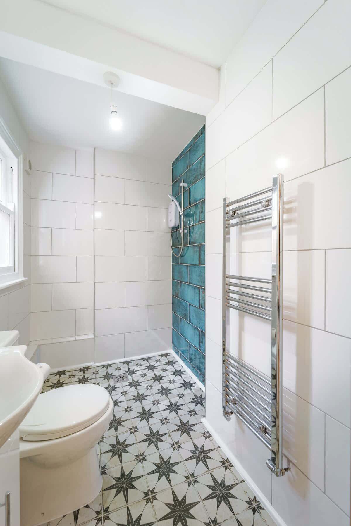 Douche, sèche-cheveux, serviettes fournies