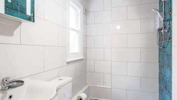 Regadera, secadora de cabello, toallas