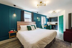 1 bedroom, travel cot, WiFi, bed sheets - The Adelphi | Super King Studio w/ Private Parking (Stratford-upon-Avon)