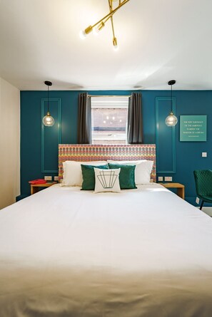 1 bedroom, travel cot, WiFi, bed sheets - The Adelphi | Super King Studio w/ Private Parking (Stratford-upon-Avon)