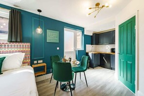 1 bedroom, travel cot, WiFi, bed sheets - The Adelphi | Super King Studio w/ Private Parking (Stratford-upon-Avon)