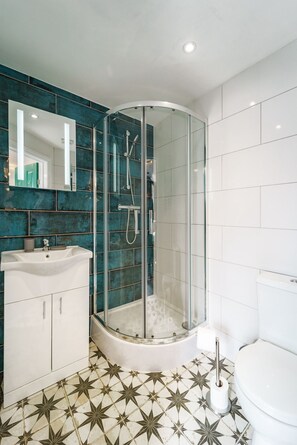 Shower, hair dryer - The Adelphi | Super King Studio w/ Private Parking (Stratford-upon-Avon)