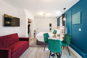 1 bedroom, travel cot, WiFi, bed sheets - The Adelphi | Super King Studio w/ Private Parking (Stratford-upon-Avon)
