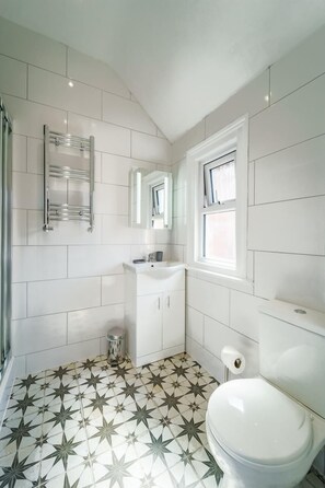 Shower, hair dryer - The Adelphi | Super King Studio + Free Private Parking (Stratford-upon-Avon)