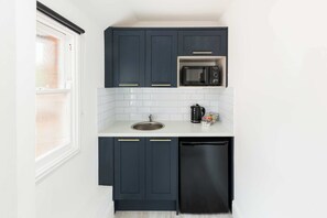 Réfrigérateur, batterie de cuisine, vaisselle et ustensiles