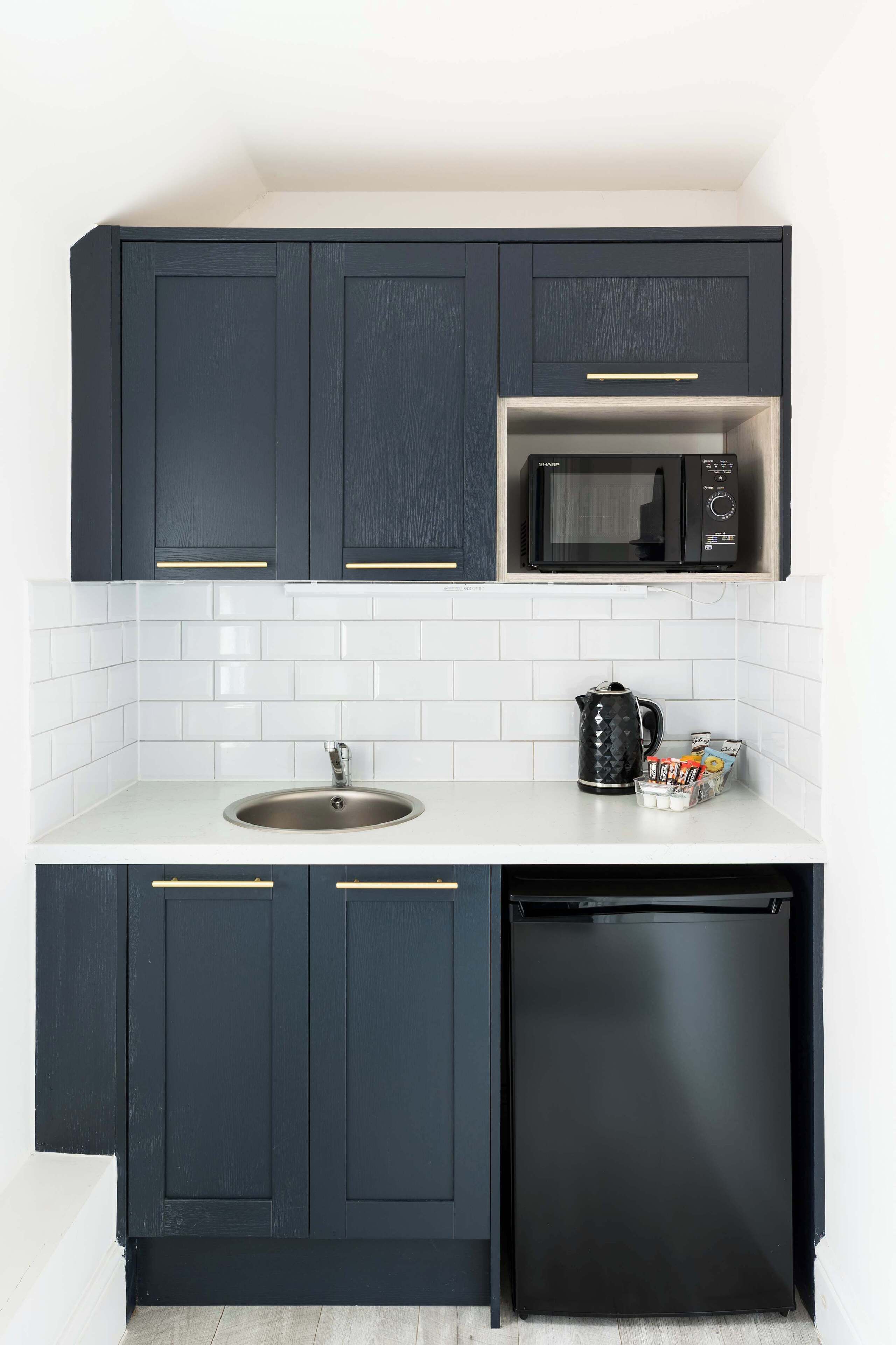 Fridge, cookware/dishes/utensils