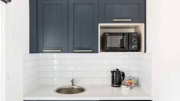 Fridge, cookware/dishes/utensils