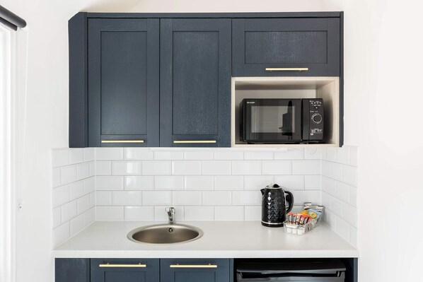 Réfrigérateur, batterie de cuisine, vaisselle et ustensiles