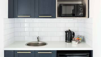 Fridge, cookware/dishes/utensils