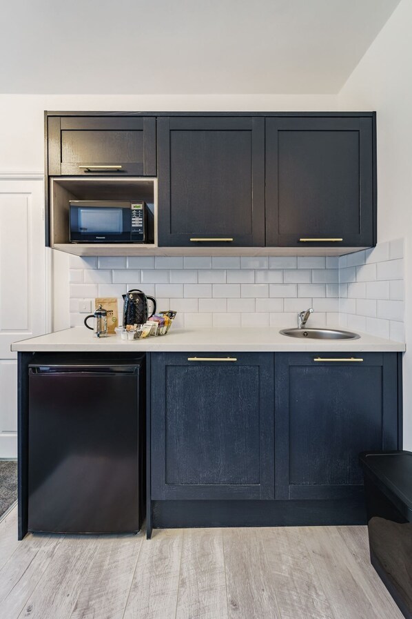 Private kitchen - The Adelphi | King & Sofa Bed Studio (Stratford-upon-Avon)