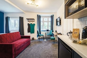 TV, offices - The Adelphi | King & Sofa Bed Studio (Stratford-upon-Avon)