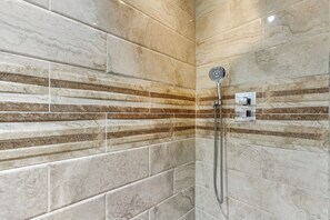 Sèche-cheveux, serviettes fournies, savon, papier toilette