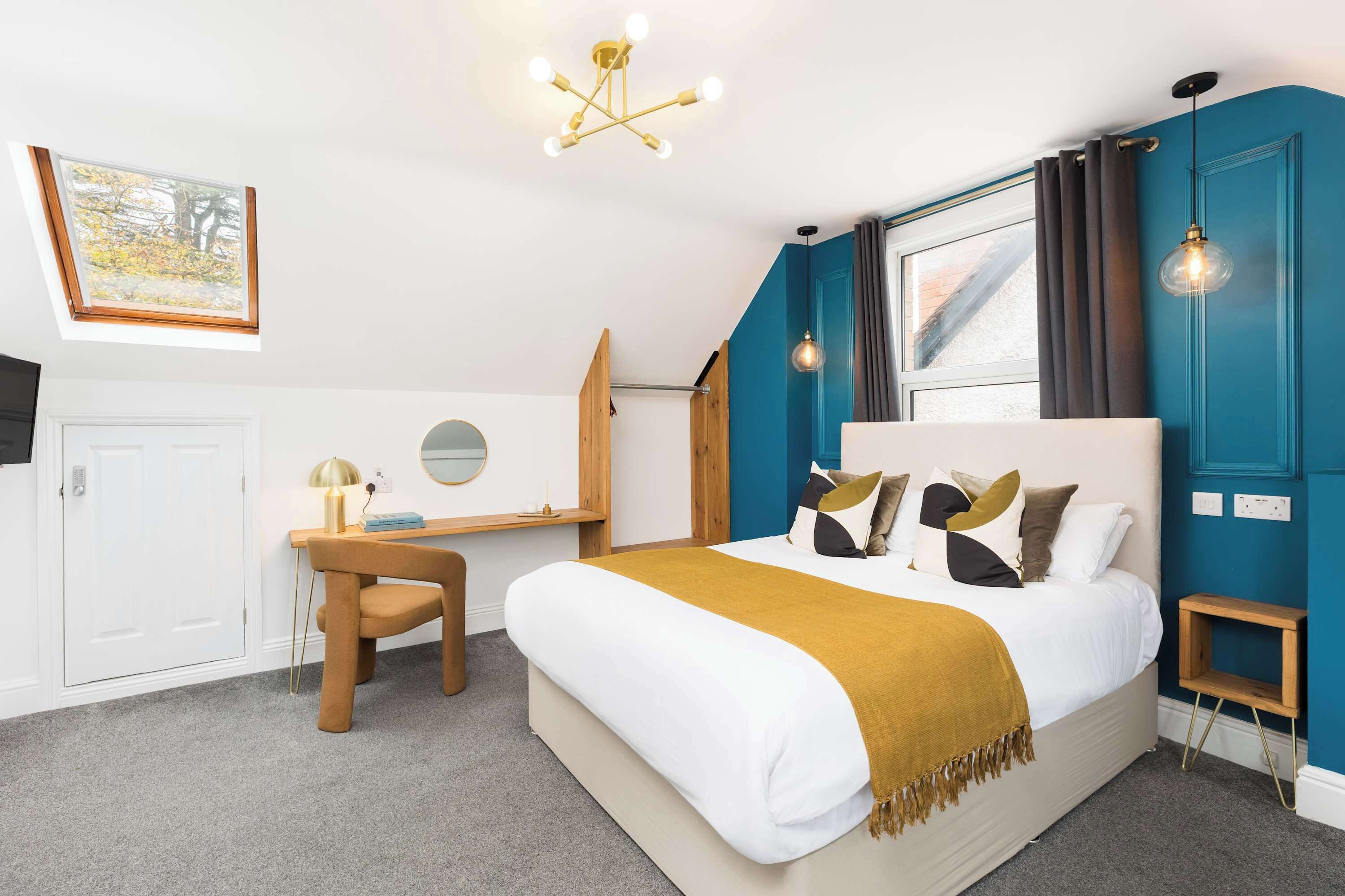 1 bedroom, desk, WiFi, bed sheets