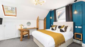 1 bedroom, desk, WiFi, bed sheets